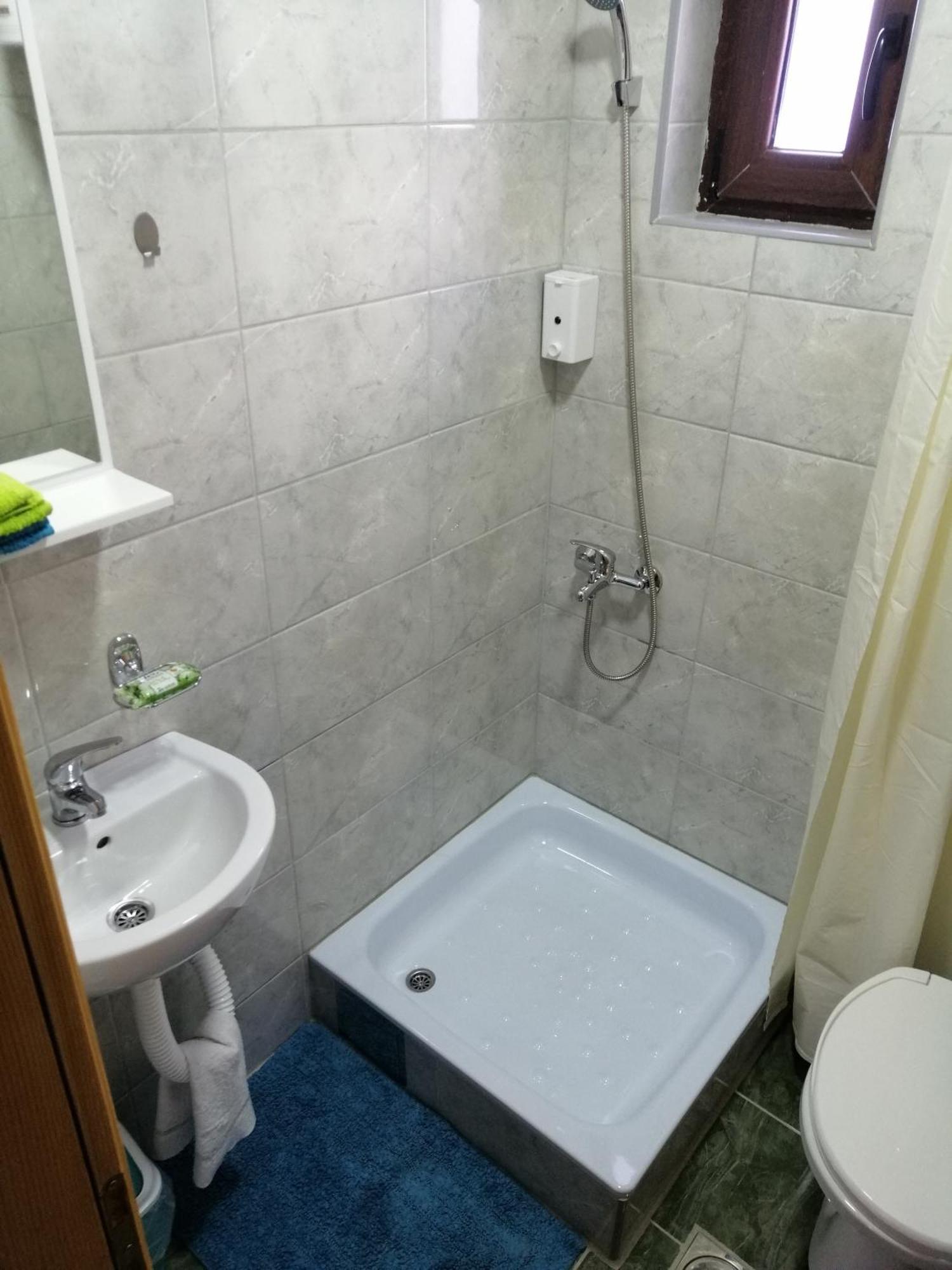 Tarin Zov Apartment Kaludjerske Bare Bilik gambar